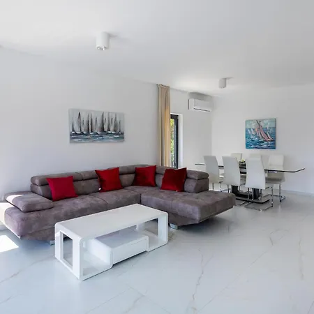 Luxurious In * Komarna