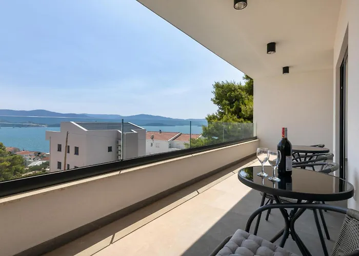 3 Bedroom Amazing In Сasa de vacaciones Komarna