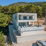 Nyaraló 3 Bedroom Amazing In Komarna