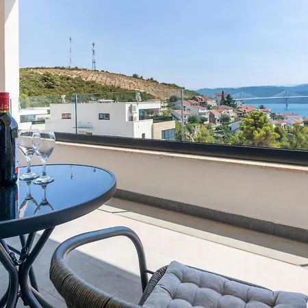 3 Bedroom Amazing In Σπίτι διακοπών Komarna