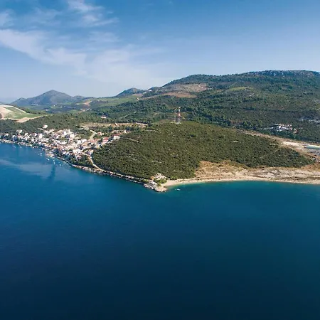 3 Bedroom Amazing Home In Komarna