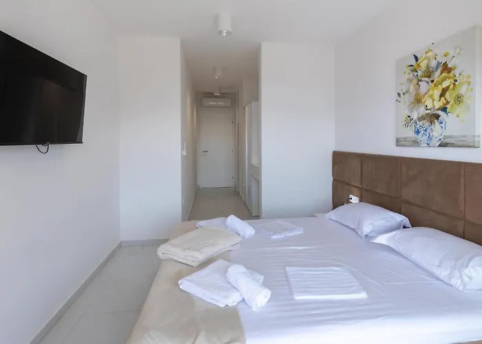 3 Bedroom Amazing In Feriehus Komarna