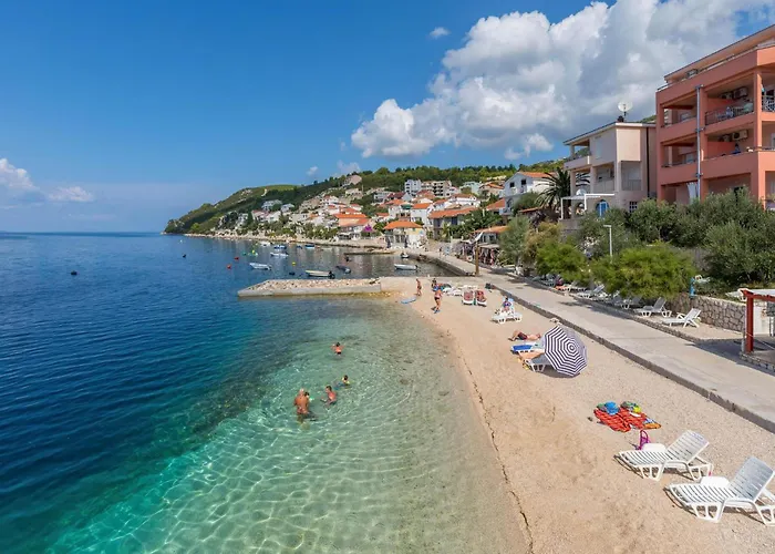 3 Bedroom Amazing In Feriehus Komarna